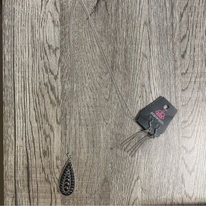 Paparazzi Black and Silver Teardrop Pendant Necklace Women’s. NWT.